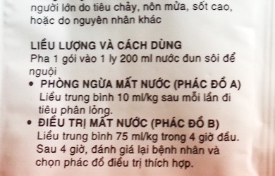 Phát bột bù muối hết đát cho trẻ uống