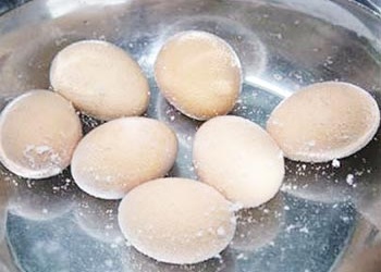 TP.HCM: Trràn lan trứng gia cầm không kiểm dịch, tẩy hóa chất...