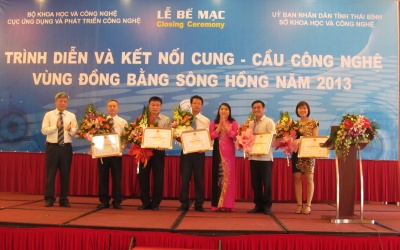 Viện Thực phẩm chức năng nhận bằng khen của Bộ KH&CN