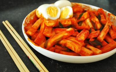 Tập làm bánh gạo, chả cá xào cay Hàn Quốc