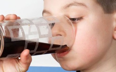 Dùng nhiều nước ngọt có gas, trẻ sẽ hung tợn