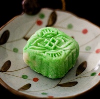 An toàn thưởng trăng với bánh dẻo hai màu tự làm