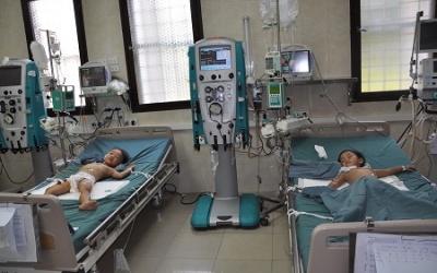 Lọc máu liên tục cứu 3 cháu bé bị bố ép uống thuốc sâu