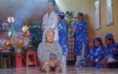 Trị bá bệnh bằng… niệm chú và lên đồng (?!)