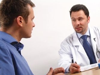 Đau cột sống, bác sĩ khuyên đi khám bệnh… nhiệt đới