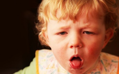 Bé bị sặc cháo cần phải làm gì?