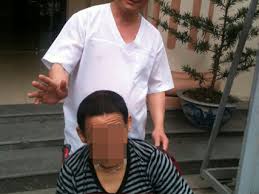 Khốn khổ vì con trai đòi tự tử do mang hình hài nữ nhi