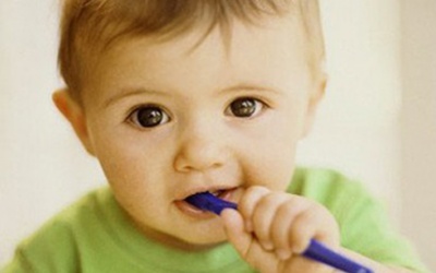 Giúp trẻ làm quen với vệ sinh răng miệng