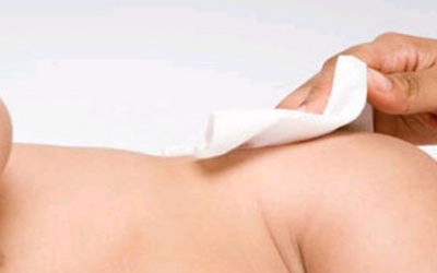 Khăn giấy ướt: Tiện cho mẹ, hại cho con