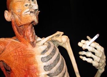 Thuốc lá: 'Rít trên, xì dưới'