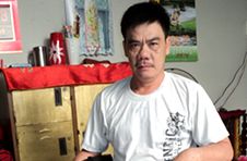 8 năm, sạt nghiệp vì 'mổ bướu, liệt chân'...