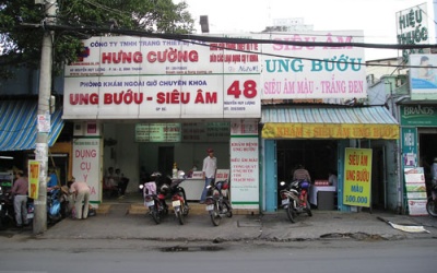 Bác sĩ 'vợt' bệnh nhân về phòng mạch tư