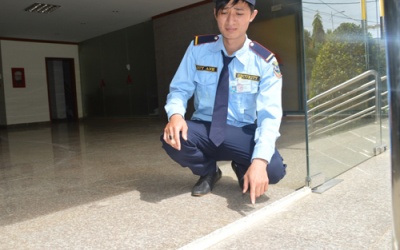 Nổ kính khu chung cư làm bị thương bé 7 tháng tuổi