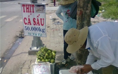 Thịt cá sấu 50.000/kg tràn vỉa hè Sài Gòn