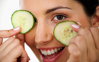 Đối phó với 'mắt gấu trúc' bằng dưa leo