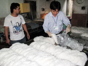 Xử phạt 4 cơ sở làm bún có sử dụng chất Tinopal