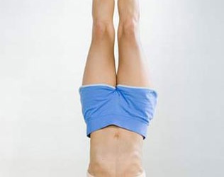 Kỳ lạ chữa bệnh đau đầu bằng yoga 'trồng cây chuối'