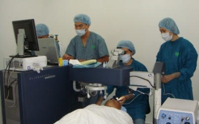 Điều trị thoát vị đĩa đệm nhờ... Silicon