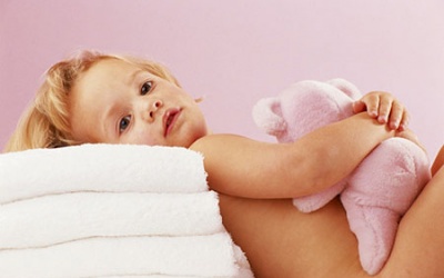 Nhẹ tay khi vệ sinh cho bé