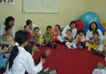 Chữa tự kỷ cho trẻ, bắt đầu từ… phụ huynh