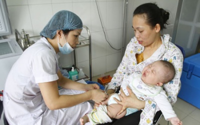 Vaccine Quinvaxem: Hiệu quả phòng bệnh vượt trội hơn nguy cơ tai biến?