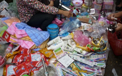 Dầu gội trôi nổi ngoài chợ: ham rẻ hại thân