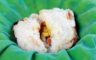 Ngậy bùi xôi gà gói lá sen tươi