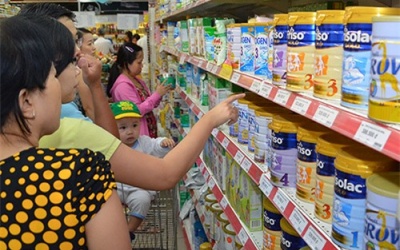 Quản lý giá sữa: Vẫn loay hoay tìm 'lỗ hổng'