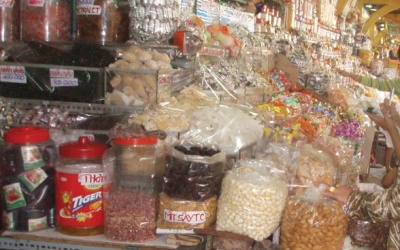 Tiểu thương 'mạnh dạn' nhập bánh kẹo, bia rượu lậu cho dịp Tết