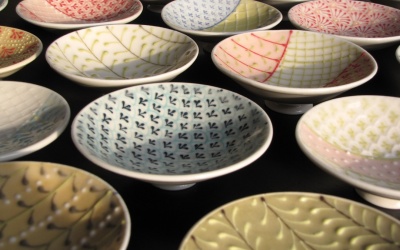 Dùng bát, đĩa hoa văn sặc sỡ dễ nhiễm độc