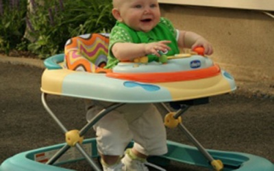 Trẻ gù lưng vì dùng xe tập đi sớm