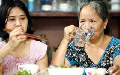 Không nên uống nước khi ăn