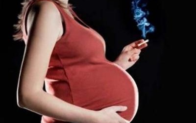 Mẹ hút thuốc, con 'teo' não