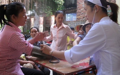 Khám sức khỏe cho người dân trong vùng chôn thuốc trừ sâu