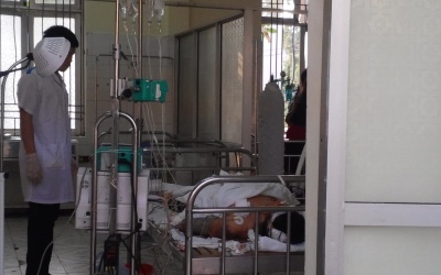 Đại diện Bộ Y tế thăm và tặng quà nạn nhân vụ nổ pháo hoa