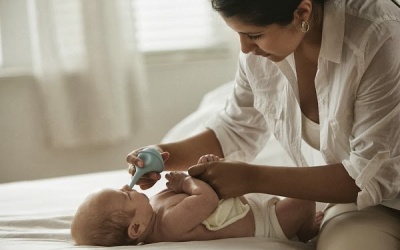 Sai lầm móc đờm, hút mũi cho trẻ