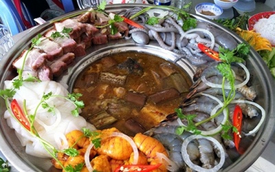 Kinh hoàng hóa chất sôi trong nồi lẩu