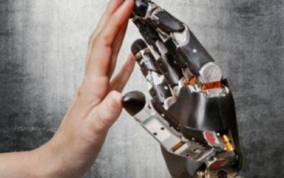 Tay giả được trang bị cảm giác chạm thật