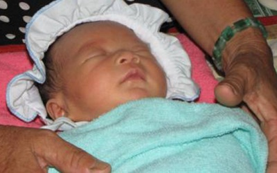 Mẹ đẻ bị truất quyền nuôi em bé bị 'chôn sống'