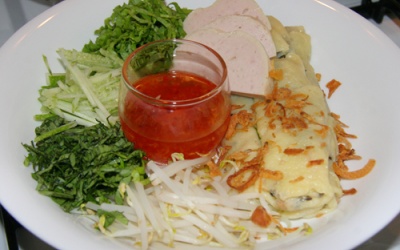 Khéo tay làm bánh cuốn trứng