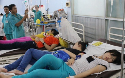 Hơn 100 công nhân nôn mửa, nhập viện