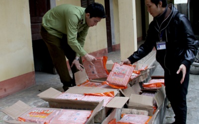 Bắt giữ 450 kg xúc xích và chả cá nhập lậu