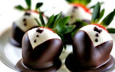 Dâu tây nhúng sôcôla - món ăn chơi phục hồi sức khỏe