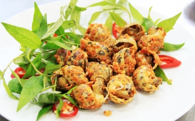 Quán ốc 30 nghìn hút khách văn phòng buổi trưa