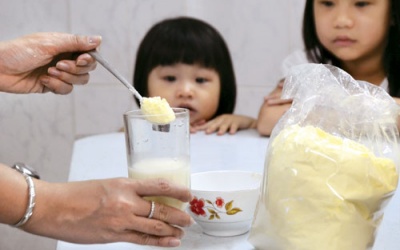 Lo ngay ngáy với sữa nhiễm nhôm, sữa cân ký