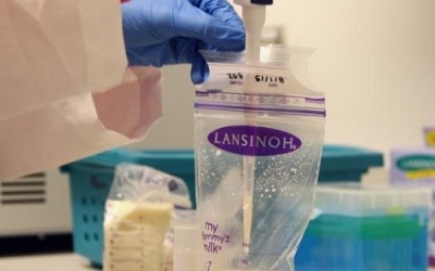 Sữa mẹ mua bán trực tuyến: nguy cơ nhiễm khuẩn nặng