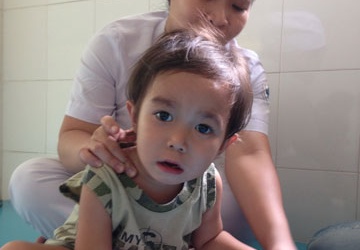 Chuyển bé Khang đến bệnh viện phục hồi chức năng