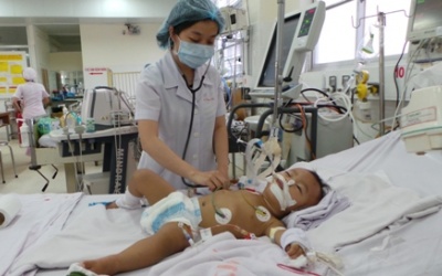 Bé 15 tháng tuổi nguy kịch vì hóc xương cá khi ăn cháo