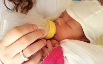 Trẻ bú bình dễ bị tắc nghẽn tiêu hóa