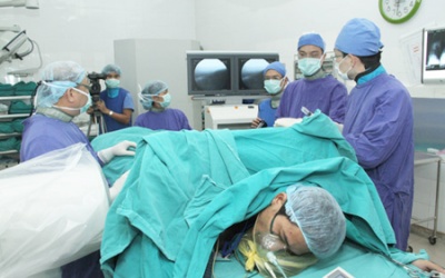 Thay đĩa đệm cột sống lần đầu tiên ở Việt Nam